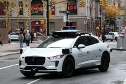 Waymo lại triệu hồi gần 3.900 robotaxi tại Mỹ