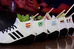 Cuộc đua h&uacute;t fan World Cup của c&aacute;c qu&aacute;n bar Mỹ