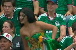 Danh tính nữ cổ động viên Mexico gây sốt ở World Cup