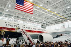 Ông Trump khoe Không lực Một trị giá hàng trăm triệu USD
