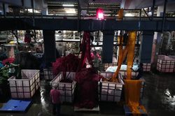 C&ocirc;ng nh&acirc;n tại nh&agrave; m&aacute;y Ấn Độ ngột ngạt v&igrave; nắng n&oacute;ng khắc nghiệt