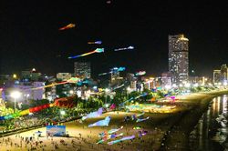 Biển Quy Nhơn h&uacute;t kh&aacute;ch bằng li&ecirc;n hoan diều, chương tr&igrave;nh ẩm thực