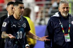 Cầu thủ Paraguay bị thẻ đỏ v&igrave;... d&ugrave;ng tay che miệng khi n&oacute;i chuyện