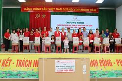 Kh&aacute;m bệnh, trao qu&agrave; cho người d&acirc;n v&agrave; học sinh c&oacute; ho&agrave;n cảnh kh&oacute; khăn tại L&acirc;m Đồng