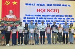 Hà Nội trao 200 'sổ đỏ' đất tái định cư cho người dân phường Hồng Hà