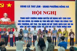 [Video] Người dân Hà Nội giao đất xây cầu nhận 'sổ đỏ' tái định cư