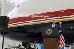 Tổng thống Donald Trump ra mắt chiếc Air Force One mới