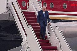 Tổng thống Donald Trump ra mắt chiếc Air Force One mới
