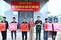 Mái ấm thắm tình quân dân ở bản người Mông