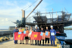 Hải đoàn 129 hỗ trợ sửa chữa tàu cá bị hỏng máy tại vùng biển Trường Sa