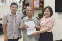 Trao trả kết quả thủ tục h&agrave;nh ch&iacute;nh tại nh&agrave; cho gia đ&igrave;nh thuộc diện đặc biệt