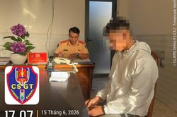 Từ clip tr&ecirc;n mạng x&atilde; hội, Cảnh s&aacute;t giao th&ocirc;ng truy vết, xử l&yacute; hai thanh ni&ecirc;n r&uacute; ga, nẹt p&ocirc; g&acirc;y mất trật tự