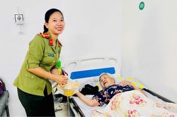 'Buổi sáng yêu thương' của người chiến sĩ Công an