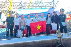 Tuy&ecirc;n truyền chống khai th&aacute;c IUU, tiếp sức ngư d&acirc;n vươn khơi b&aacute;m biển