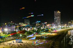 Hàng trăm cánh diều khoe sắc trên bầu trời Quy Nhơn