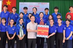 Lãnh đạo TPHCM thăm thanh niên tình nguyện 'Mùa hè số'