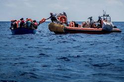 Lật thuyền chở người di cư ở Libya khiến hơn 50 người thiệt mạng, mất tích