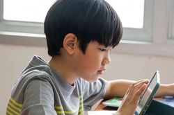 4 tuần 'cai' điện thoại cho con