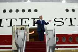 Giữa t&acirc;m điểm tranh c&atilde;i, Tổng thống Trump giới thiệu mẫu Air Force One mới