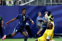 Brazil nhẹ nh&agrave;ng hạ Haiti 3-0, rộng cửa qua v&ograve;ng bảng