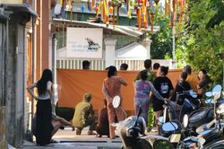 Phát hiện bé sơ sinh tử vong trước cổng chùa