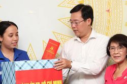 L&atilde;nh đạo TPHCM đến nơi biểu dương c&aacute;c chiến sĩ 'M&ugrave;a h&egrave; số'
