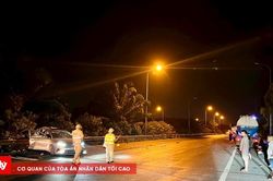 Dừng xe cứu người gặp nạn trên Đại lộ Thăng Long, ô tô bị xe tải tông từ phía sau