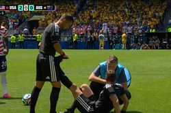 Hy hữu World Cup: Trọng t&agrave;i bị chuột r&uacute;t khiến trận đấu gi&aacute;n đoạn