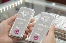 Gi&aacute; bạc h&ocirc;m nay 20/6/2026 đảo chiều tại Ph&uacute; Qu&yacute;, giảm nhẹ ở Ancarat