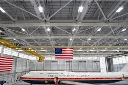 Ông Trump ra mắt chuyên cơ Không lực Một mới