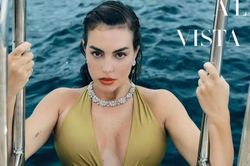 Siêu mẫu 32 tuổi - hôn thê của cầu thủ Ronaldo sexy khoe đường cong nghẹt thở