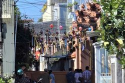 Ph&aacute;t hiện thi thể b&eacute; g&aacute;i sơ sinh trong t&uacute;i x&aacute;ch trước cổng ch&ugrave;a