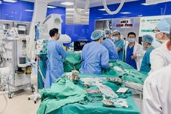 Người đàn ông 37 tuổi ngừng tim, hôn mê khi chờ khám bệnh