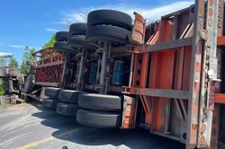 Xe đầu k&eacute;o lật ngang quốc lộ sau va chạm &ocirc; t&ocirc;, 3 người bị thương