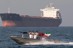 Iran lại đ&oacute;ng cửa eo biển Hormuz, đổ lỗi cho Israel tấn c&ocirc;ng Lebanon
