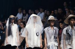 Các nhà thiết kế 'tái sinh' di sản văn hóa truyền thống trên sàn runway Việt