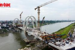 Cầu Đuống mới th&agrave;nh h&igrave;nh b&ecirc;n cầu cũ sắp th&aacute;o dỡ