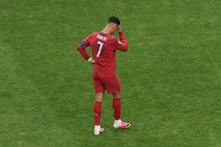 Chiếc b&oacute;ng đơn c&ocirc;i của Ronaldo
