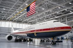 Tổng thống Mỹ Donald Trump giới thiệu món quà trị giá 400 triệu USD từ Qatar