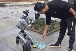Robot 'ăn xin' khi xuất hiện trên đường phố Trung Quốc gây tranh cãi