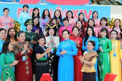 Phụ nữ vun đắp những 'ph&aacute;o đ&agrave;i văn h&oacute;a' trong mỗi m&aacute;i ấm