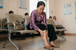 Kh&ocirc;ng chủ quan với triệu chứng t&ecirc; ch&acirc;n, chuột r&uacute;t, đau ch&acirc;n k&eacute;o d&agrave;i