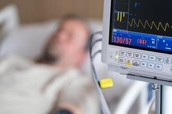 Người đàn ông 62 tuổi suýt tử vong vì mồ hôi ra như tắm, bác sĩ chỉ rõ thói quen 'cực độc'
