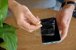 Vì sao kính cường lực smartphone nứt dù chưa từng rơi vỡ?