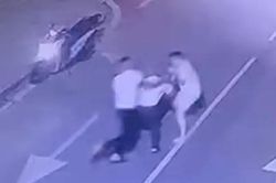 Vụ x&ocirc; x&aacute;t tại chung cư 87 Lĩnh Nam: Bảo vệ ch&eacute;m t&agrave;i xế đ&atilde; ra đầu th&uacute;