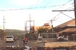 Tài xế xe tải đánh lái trong tích tắc, cứu cô gái thoát chết trong gang tấc