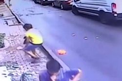 Thanh niên lao tới dùng tay không đón bé gái 2 tuổi rơi từ tầng 2