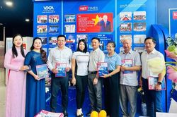 Kh&aacute;ch tham quan hứng th&uacute; với c&aacute;c gian trưng b&agrave;y tại Hội B&aacute;o to&agrave;n quốc