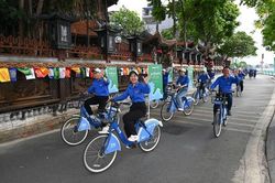 Chung tay bảo vệ Hồ Tây xanh, sạch
