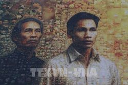 Bức chân dung 'Nguyễn Tất Thành và thân phụ' được làm từ hơn 15.000 hình hoa sen